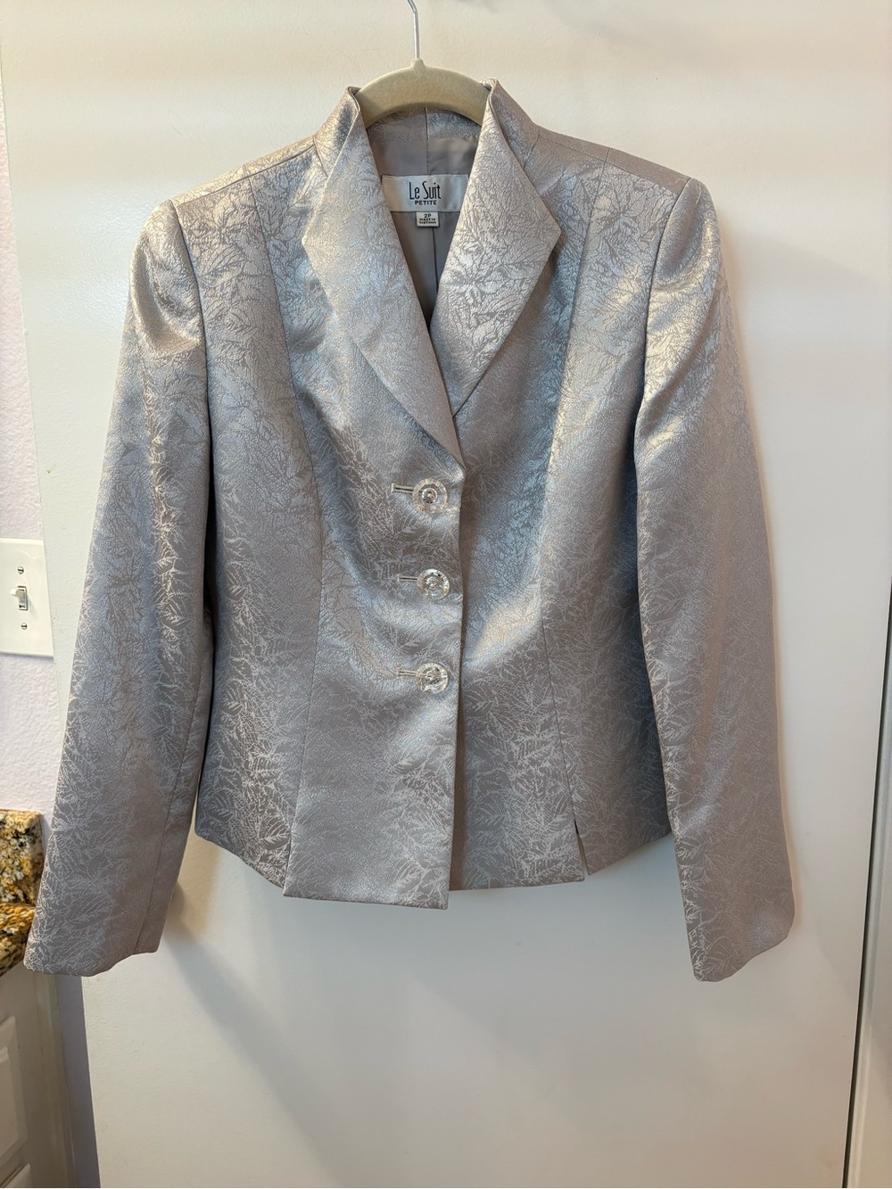 Le Suit Metallic Silver Floral-Texture Women's Blazer size 2P Like New